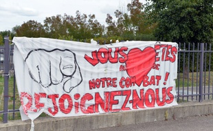 Une banderole situé devant un service d'urgence en grève, à Bourgoin-Jallieu.
