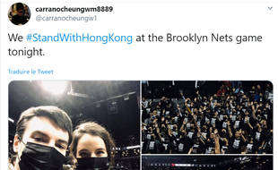 Des centaines de personnes avec des t-shirts noirs en soutien à Hong Kong se sont manifestés à un match des Brooklyn Nets.
