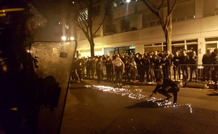 Paris, le 27 mars 2017. Manifestation devant le commissariat du 19e arrondissement de Paris après la mort d'un ressortissant chinois.