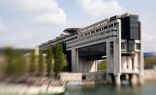 Le gouvernement s'attaque avec la rentrée au "mur" du budget 2013, avec un double défi compliqué par la panne de l'économie: réaliser la réforme fiscale promise par François Hollande et trouver plus de 30 milliards pour réduire les déficits.