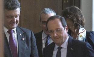 Petro Porochenko (à gauche) et François Hollande à Varsovie le 4 juin 2014