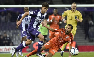 Zinédine Machach avec le TFC contre Lorient lors d'un match de Ligue 1 au Stadium de Toulouse, le 5 décembre 2015.