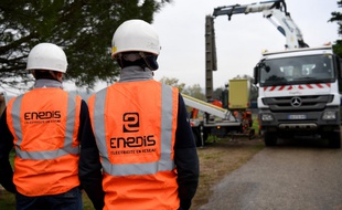 Des agents d'Enedis tentant de réparer des lignes électriques, ici dans le Sud-Est de la France, mi-décembre. (illustration)