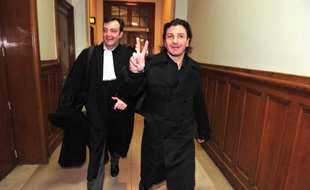 L'humoriste Michaël Youn en compagnie de son avocat Marc-Henri Debusschere au tribunal de Paris le 7 mars 2011.