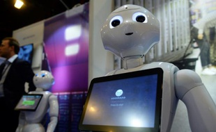 Pepper, un humanoïde très bavard et la star du salon Innorobo, le 26 mai 2016 à La Plaine Saint-Denis