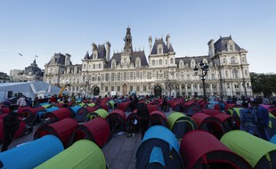 Les migrants à la rue réclament des solutions d'hébergement à la mairie de Paris.