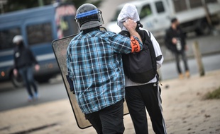 Un lycéen à Pau interpellé par les forces de l'ordre lors d'une manifestation. Credit:QUENTIN TOP/SIPA/