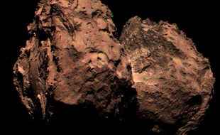 La toute première photographie en couleur de la comète Tchouri, prise par le système Osiris de la sonde Rosetta.