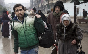 Alep-est (Syrie). Des civils fuient les combats qui font rage, le 13 décembre 2016.