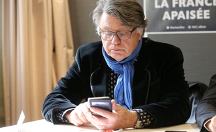 Gilbert Collard a dévoilé par erreur sur Twitter tous ses identifiants et mots de passe mail, Twitter...