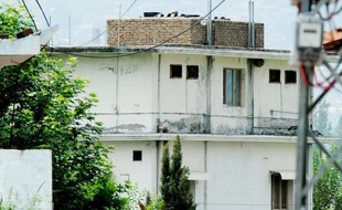 Après plusieurs années de cavale dans le nord-ouest pakistanais, Al-Qaïda décide de le cacher à Abbottabad, où elle fait bâtir une grande maison.