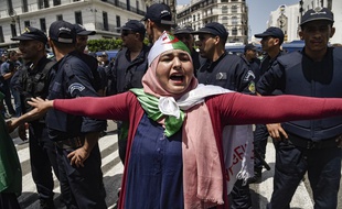 Une manifestante devant les forces de l'ordre à Alger, le 21 juin 2019.