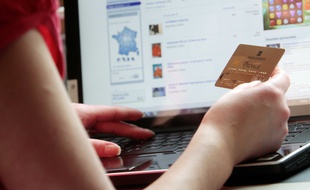 Illustration: Une internaute effectue un achat en ligne.