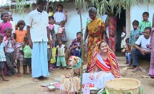 Capture d'écran d'un mariage entre une adolescente indienne et un chien, pour conjurer le mauvais sort.