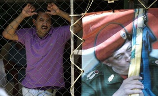 Vingt-quatre détenus et le parent d'un prisonnier ont été tués dimanche dans des affrontements entre bandes rivales dans la prison de Yare I, près de Caracas, a annoncé lundi le gouvernement vénézuélien, nouvel épisode de violence dans les centres pénitentiaires surpeuplés du pays.