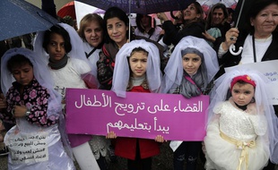 Des jeunes Libanaises défilent déguisées en mariées pour dénoncer les mariages précoces.