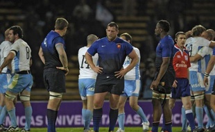 Le pilier Yvan Watremez, blessé samedi lors de la défaite (23-20) contre l'Argentine, a quitté lundi la délégation et est reparti pour la France tandis que son remplaçant, le Clermontois Thomas Domingo, est attendu mardi.
