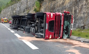 Le camion s'est couché sur l'autoroute A75, mardi.