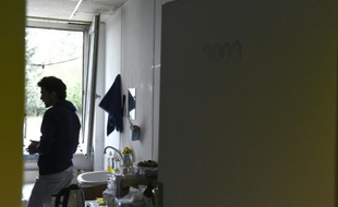 Un réfugié syrien dans un container d'habitations vétustes dans une zone industrielle à Berlin, le 11 septembre 2015