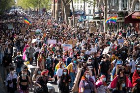 Des milliers de personnes ont défilé, ce samedi, lors de la première marche lesbienne organisée en France