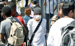 Dans les rues de La Réunion, département où l'on recense déjà 71.000 cas de grippe A.