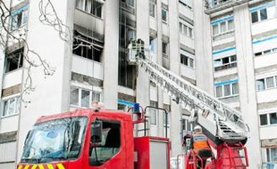 Les pompiers ont mis environ trois heures à éteindre le feu, hier.