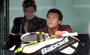 Quatre jours après sa victoire à Doha, Jo-Wilfried Tsonga a été battu par l'Autrichien Jurgen Melzer en deux sets, 6-4, 6-3, lors de la première journée du tournoi exhibition Kooyong Classic, disputée mercredi à Melbourne.