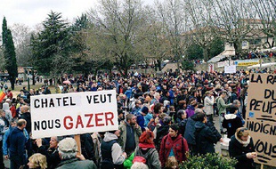 Des milliers de manifestants se sont réunis à Barjac pour s'opposer au projet d'exploitation du gaz de schiste