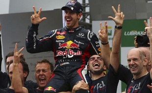 L'Allemand Sebastian Vettel fête son titre de champion du monde, le 25 novembre 2012, au Brésil.