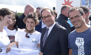 Paris, le 29 juin 2014. François Hollande arbore ses nouvelles lunettes au festival Solidays.