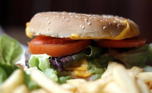 Crise dans la restauration en France? Pas pour le hamburger, dont les ventes affichent une croissance spectaculaire. Aujourd'hui, ce sandwich longtemps associé à la malbouffe s'invite à toutes les tables.