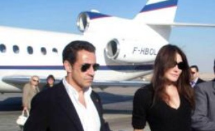 Le président français Nicolas Sarkozy et sa nouvelle compagne, l'ex-mannequin et chanteuse Carla Bruni, sont arrivés mardi main dans la main au Old Winter Palace, un hôtel de luxe de Louxor où ils ont débuté un séjour privé.