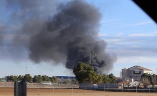 Colonne de fumée sur la base militaire de Los Llanos après le crash d'un F16, le 26 janvier 2015 à Albacete en Espagne