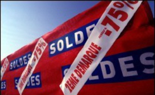 Les soldes d'été démarrent ce mercredi dans la plupart des départements, dont Paris et sa banlieue, avec des rabais allant jusqu'à 70% dans certains magasins, puisque les commerçants vont tenter d'écouler leurs stocks avant que les Français ne partent en vacances.