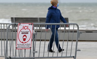 Sur le front de mer, à Calais. (illustration)