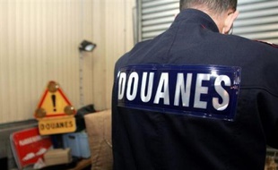 Le déficit commercial s'est réduit en 2015 en France, selon les Douanes
