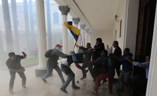 Des partisans du président vénézuélien Maduro ont envahi le Parlement et blessé 5 députés le 5 juillet 2017, à Caracas.