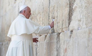 Le pape François pose la main sur le mur des Lamentations à Jérusalem, le 26 mai 2014