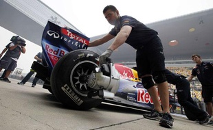 La voiture du pilote Red Bull, Sebastian Vettel, après la première scéance des essais libres du Grand Prix de Chine, à Shanghai, le 15 avril 2011.