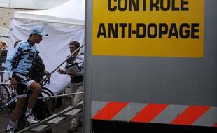 Le cycliste espagnol Alberto Contador monte au contrôle anti-dopage, le 22 juillet 2012, sur le Tour de France.