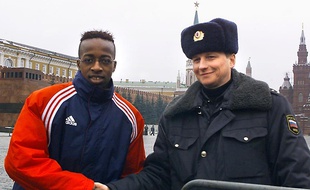 Sidney Govou s'est offert une photo collector, le 13 mars 2001, sur la place Rouge à Moscou, à la veille du match de Ligue des champions contre le Spartak.