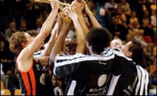 Les basketteuses de Bourges ont remporté dimanche le titre de championnes de France en dominant le tenant du titre Valenciennes 71-58, lors du match d'appui de la finale de la Ligue féminine à Valenciennes.