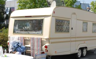 Caravane installée sur un parking. (Illustration)