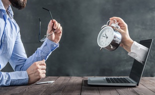 L'accomplissement d'heures supplémentaires est encadré par la loi ou par un accord collectif.