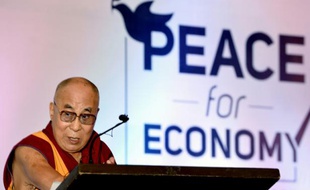 Le chef spirituel tibétain, le dalaï lama, le 6 décembre 2015 à Bangalore, en Inde