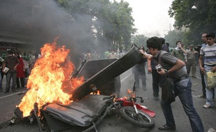 Emeutes à Téhéran, en Iran, entre les partisans d'Hossein Moussavi et les forces de l'ordre le 13 juin 2009.