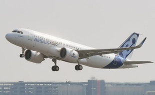 Un Airbus A320 décolle de l'aéroport de Blagnac, près de Toulouse, le 25 septembre 2014