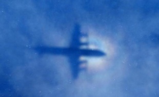 L'ombre d'un avion de la Royal New Zealand Air Force au-dessus de l'Océan Indien le 31 mars 2014