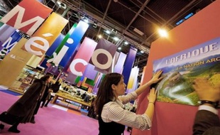 Le 29ème Salon du livre de Paris s'est ouvert vendredi à 10H00 et se tiendra jusqu'au mercredi 18 mars, au parc des expositions de la Porte de Versailles, pour un vaste tour d'horizon du marché et des métiers du livre, avec 3.000 auteurs et plus de 1.000 éditeurs attendus.