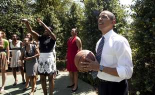 Barack Obama jouant au basket en 2009 (illustration).